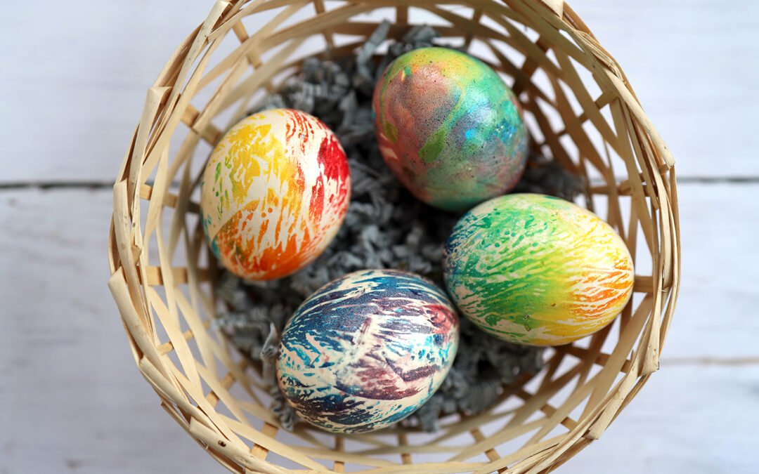 Wielkanocne jajka w stylu tie-dye – trend nie tylko na ubraniach